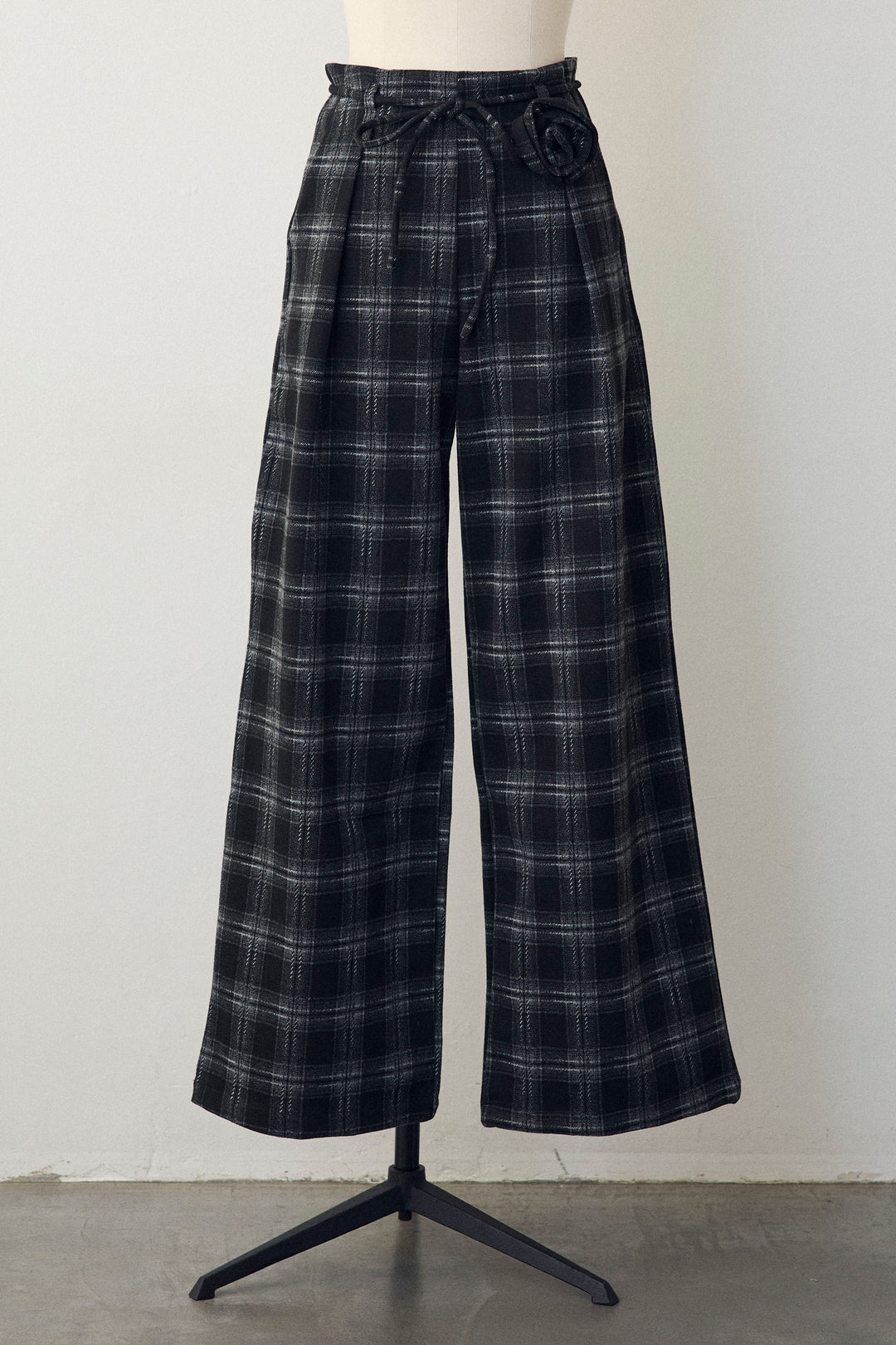 [予約]クラシカルチェックフラワーモチーフ付きパンツ