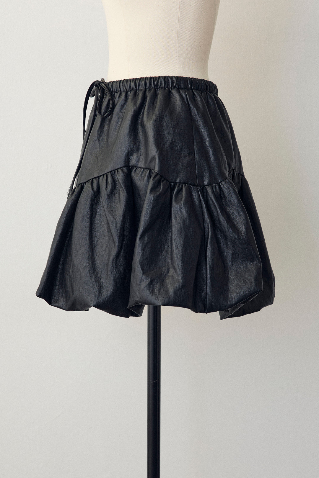 [予約]フェイクレザーティアードバルーンミニスカート