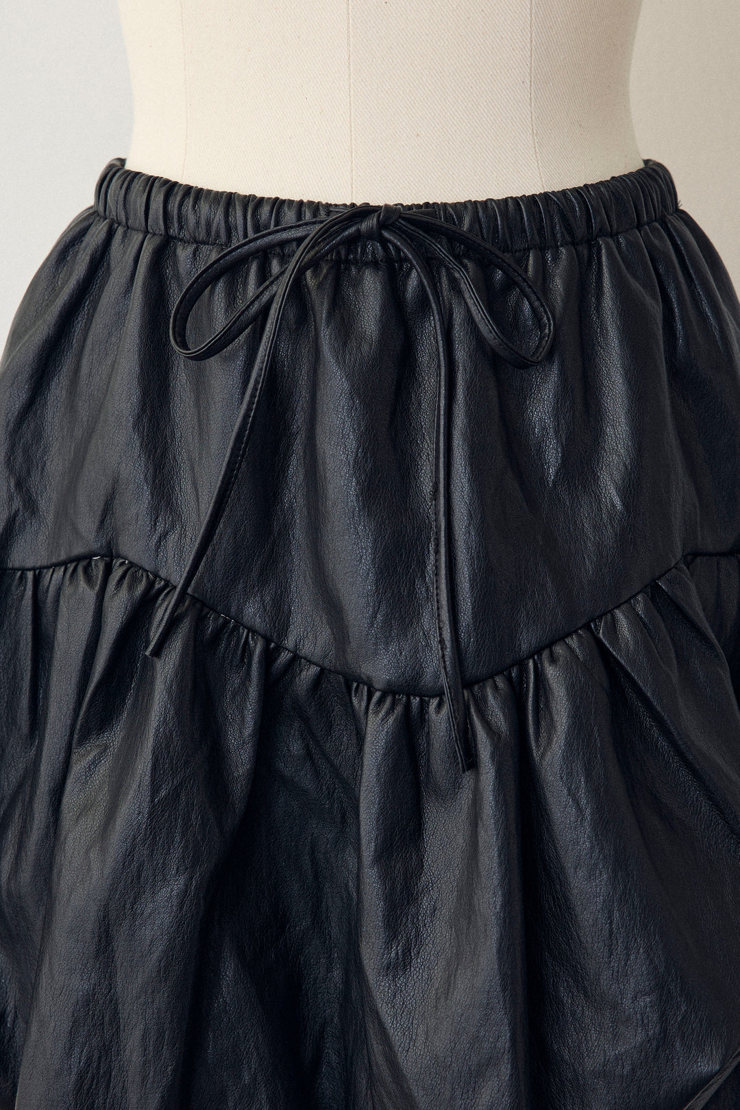 [予約]フェイクレザーティアードバルーンミニスカート
