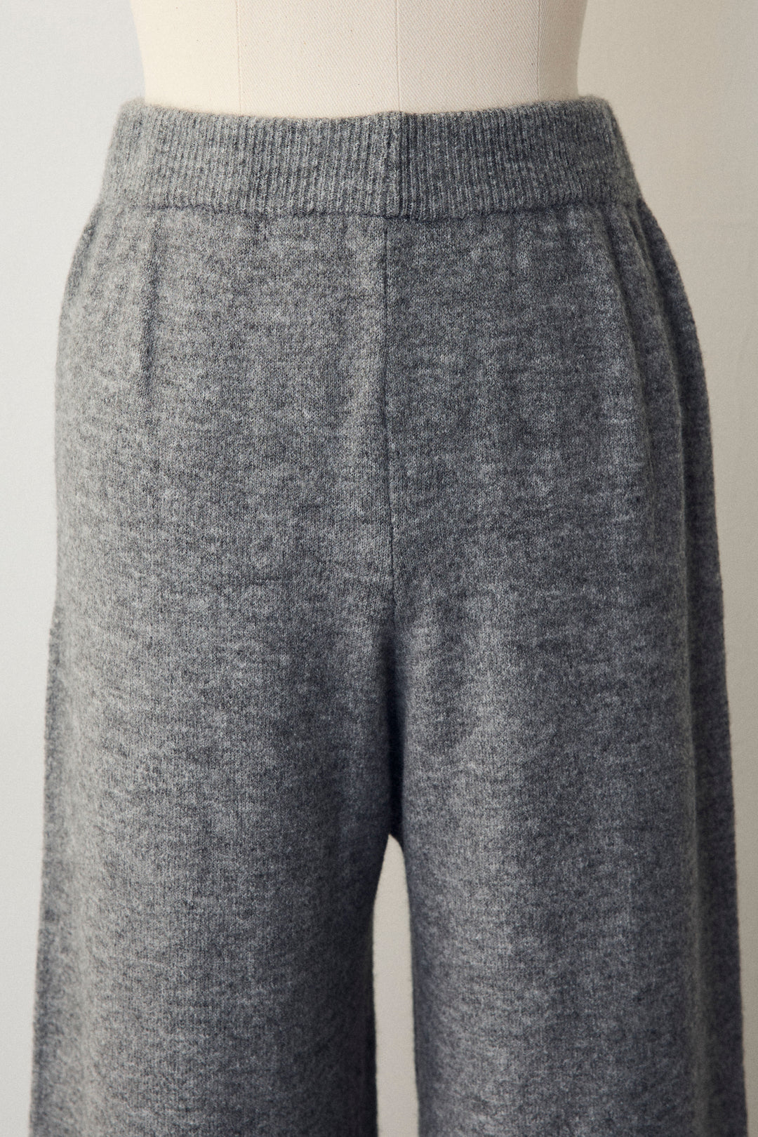 [予約]美ラインペプラムニットセットアップ