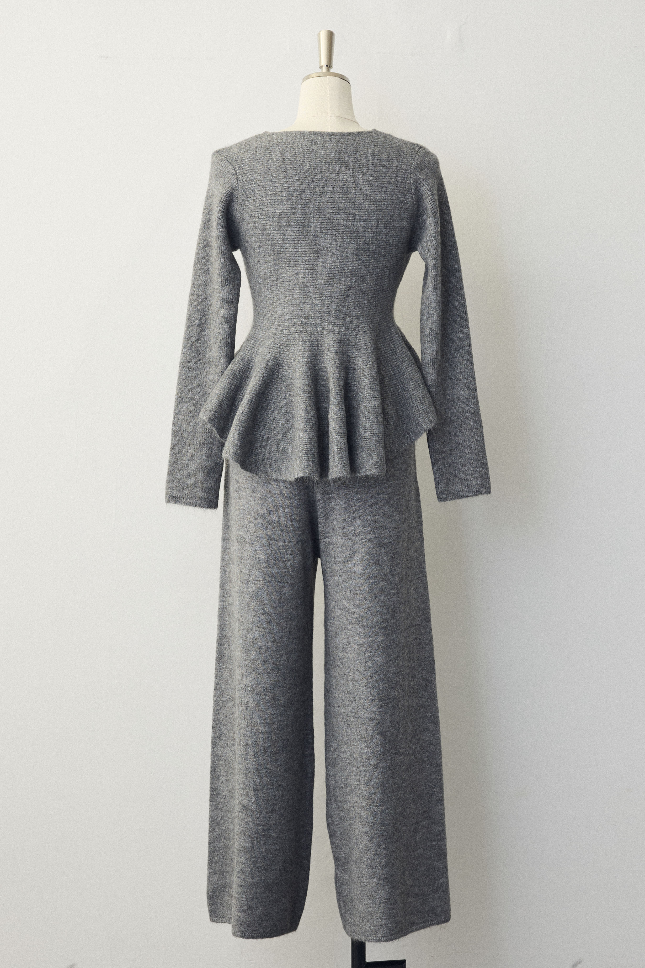 予約]美ラインペプラムニットセットアップ – Frene