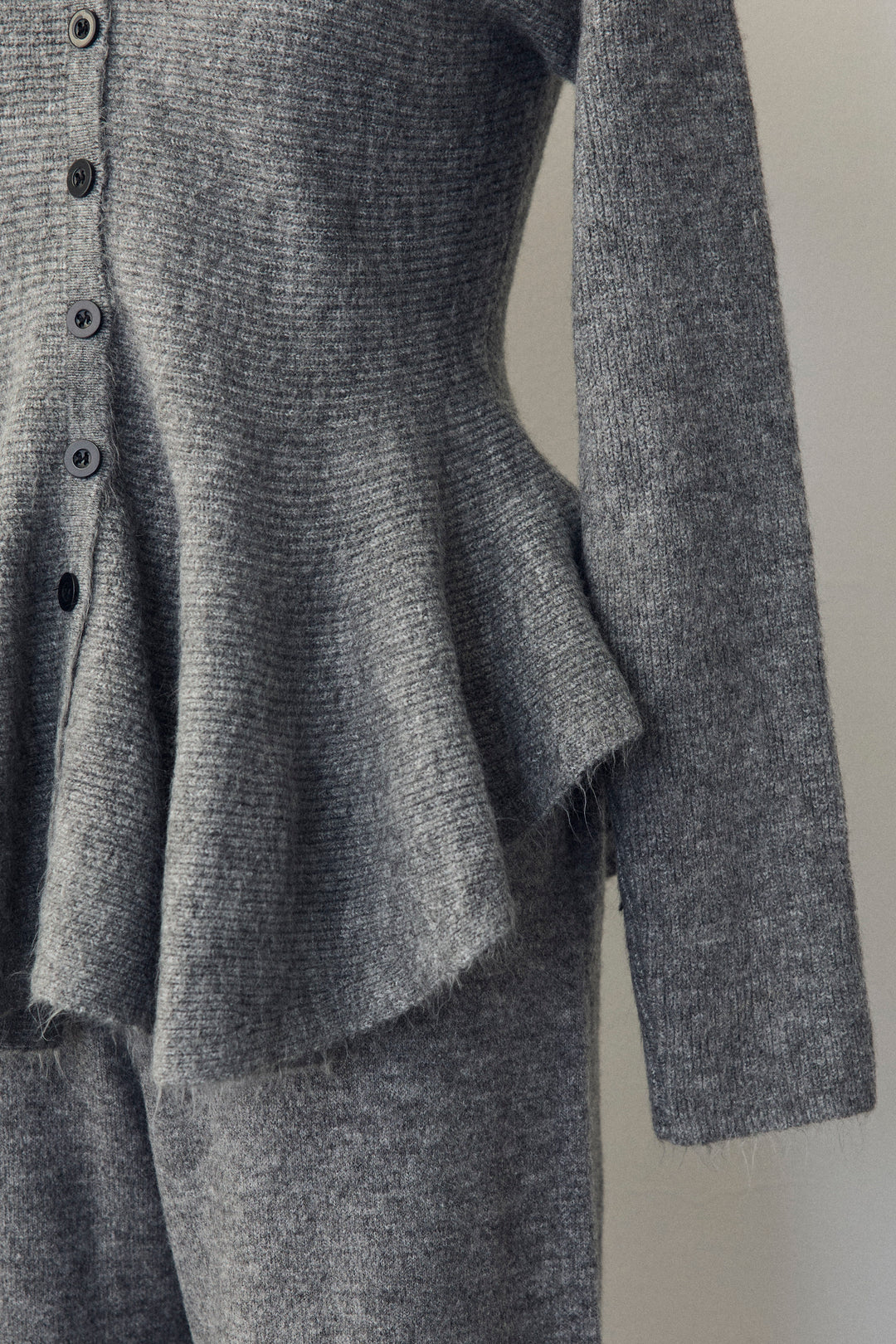 [予約]美ラインペプラムニットセットアップ