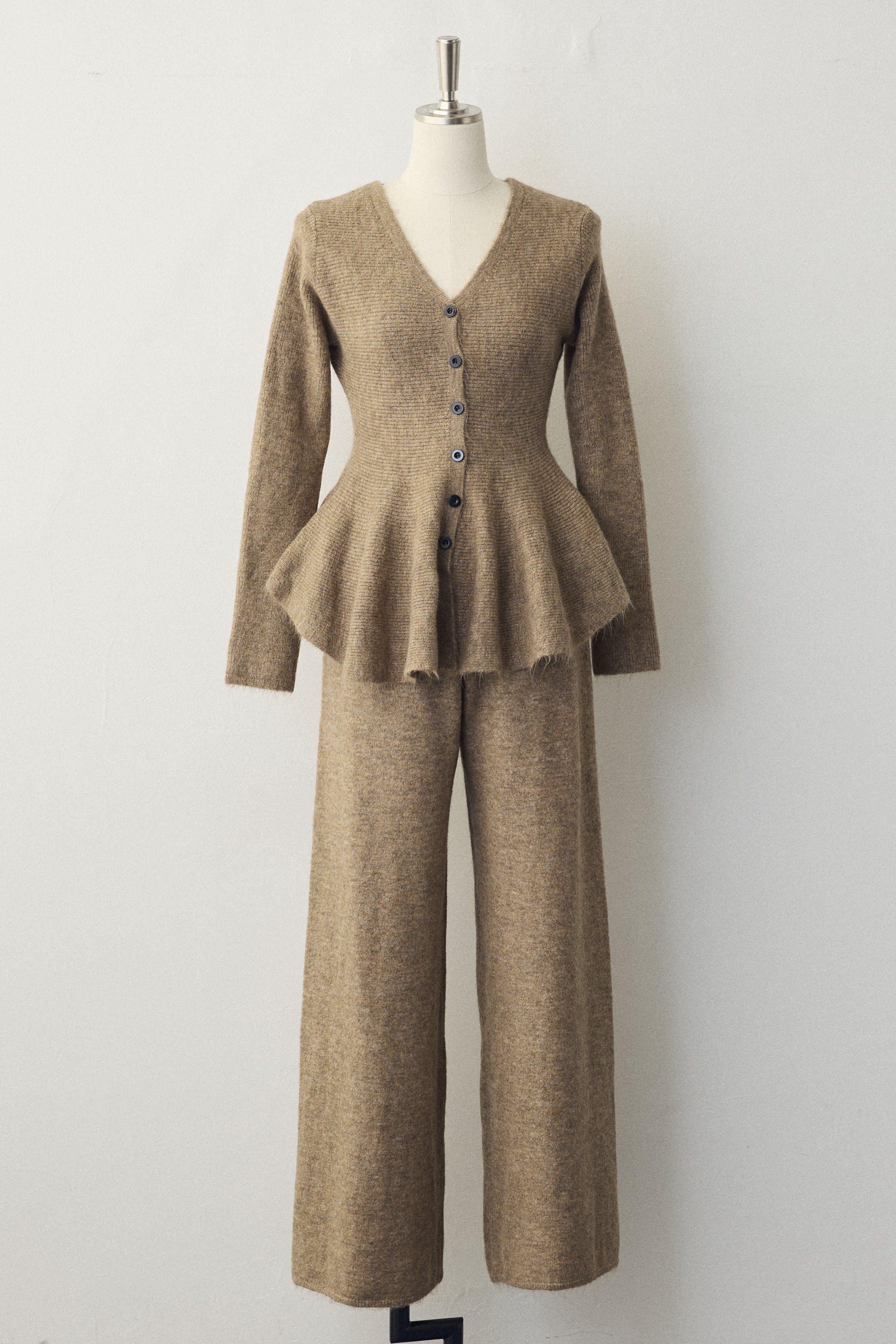 予約]美ラインペプラムニットセットアップ – Frene