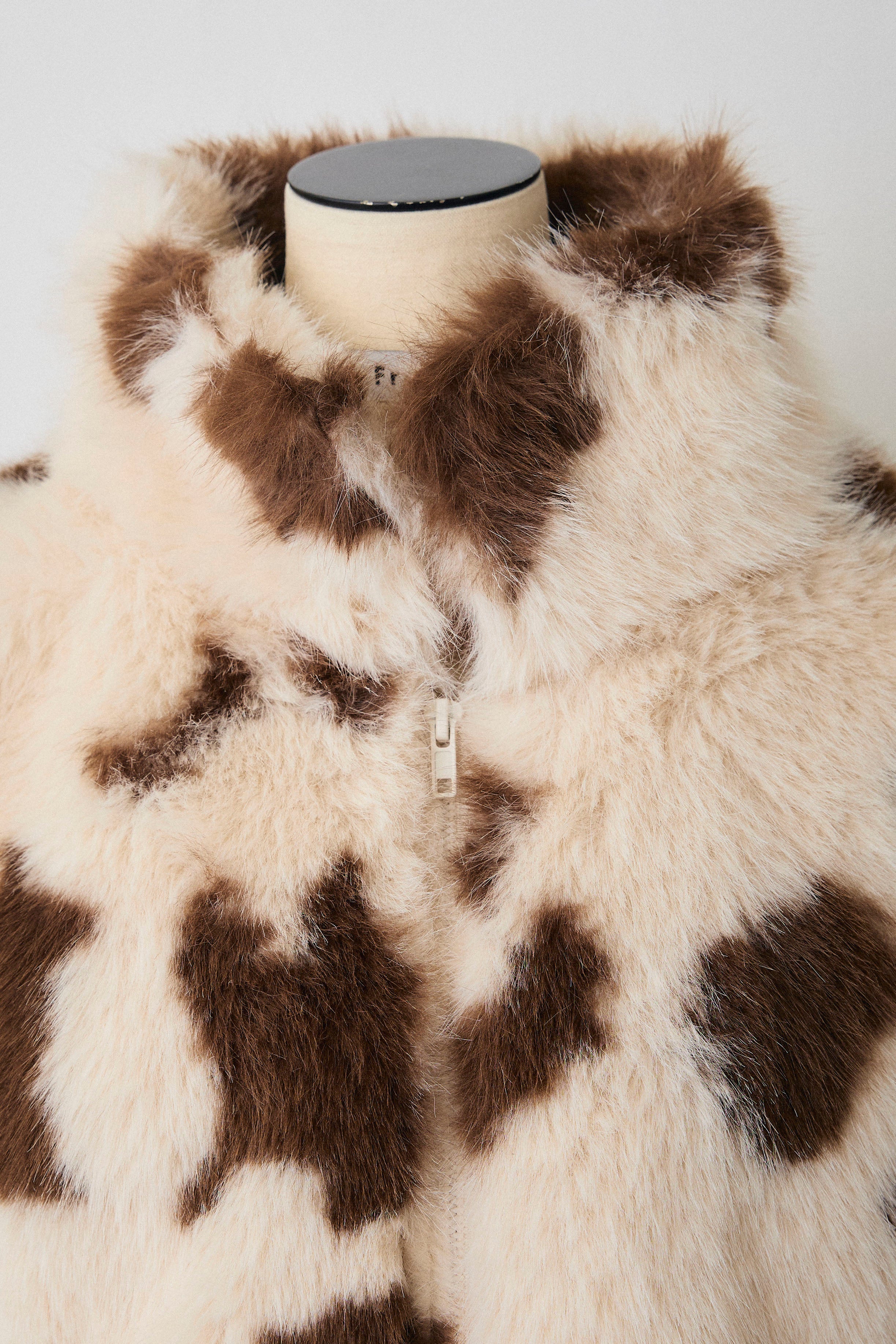 予約]COW柄スタンドファーライクコート – Frene