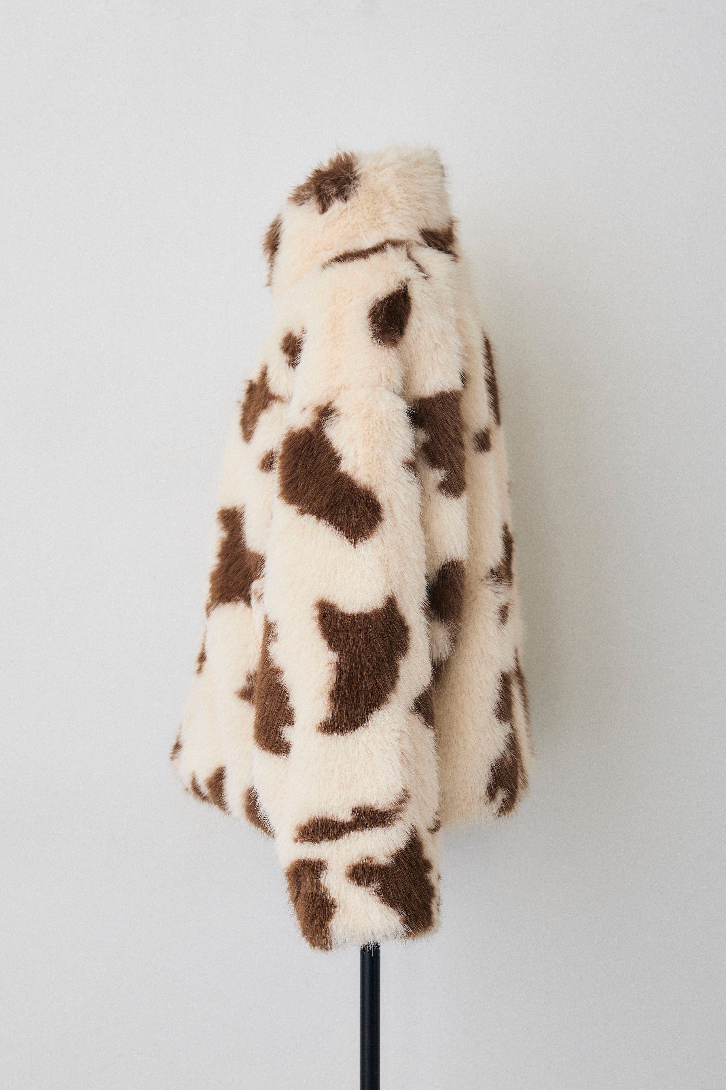 予約]COW柄スタンドファーライクコート – Frene