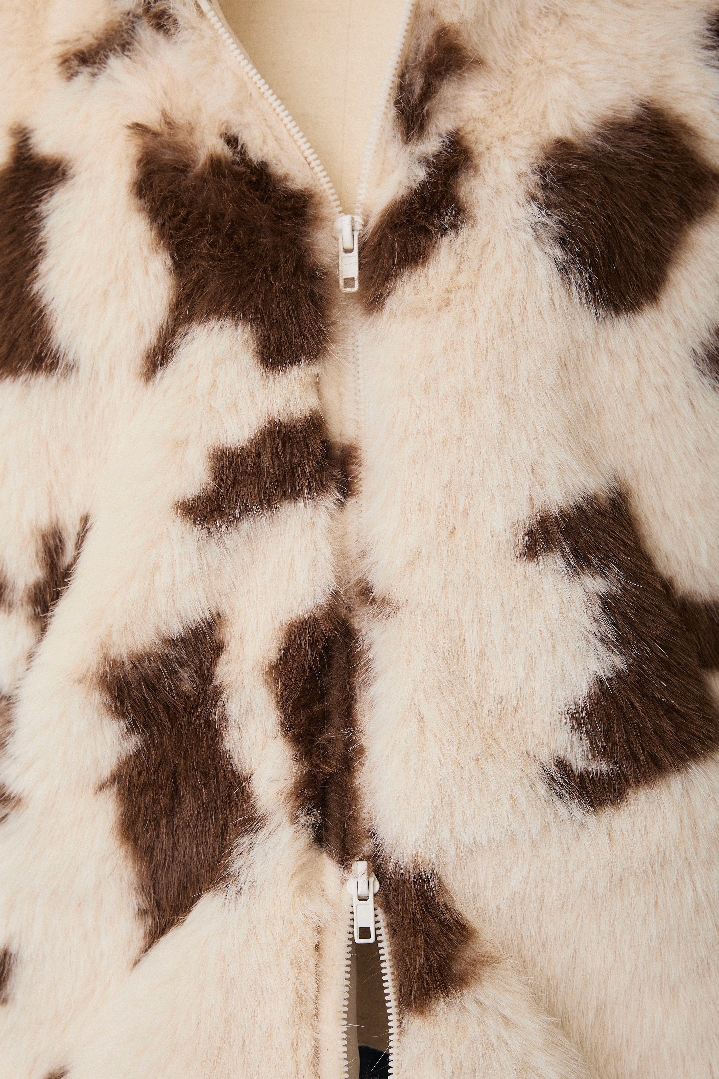 予約]COW柄スタンドファーライクコート – Frene