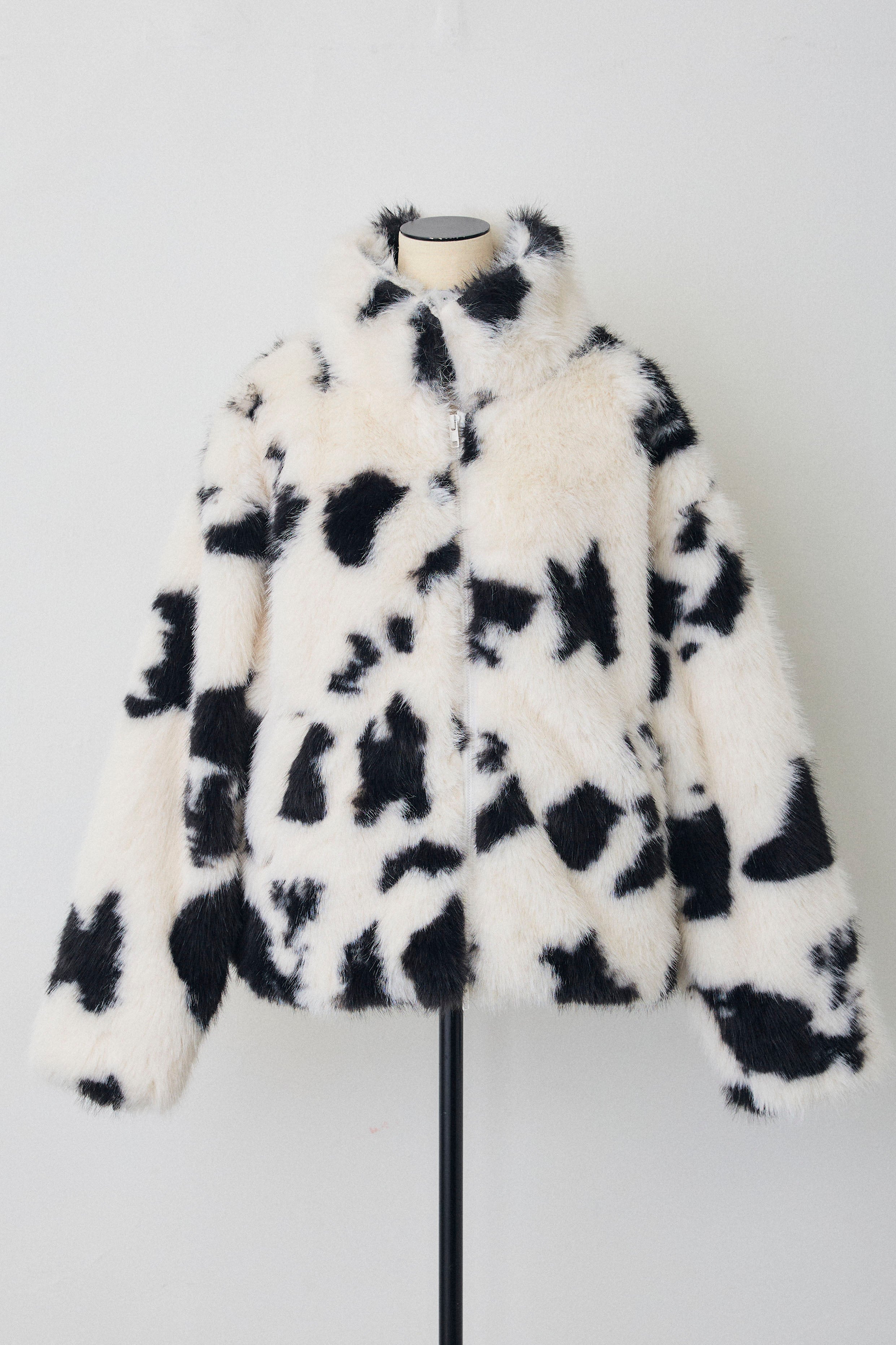 予約]COW柄スタンドファーライクコート – Frene