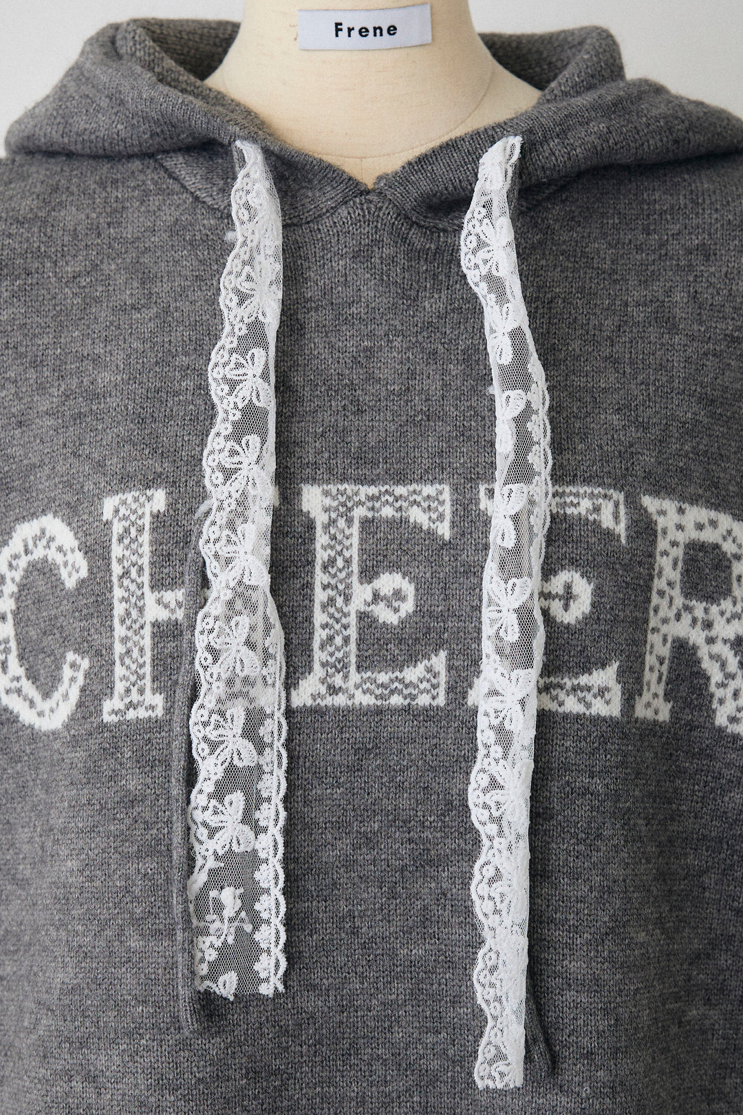 [予約]レースリボンロゴフードスリーブレスニット