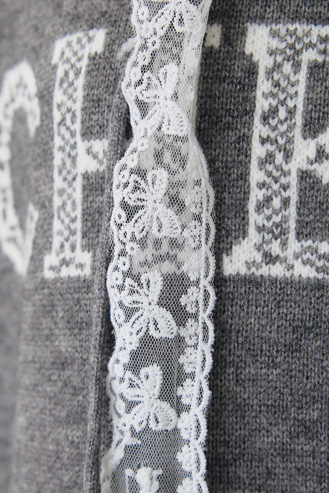 [予約]レースリボンロゴフードスリーブレスニット