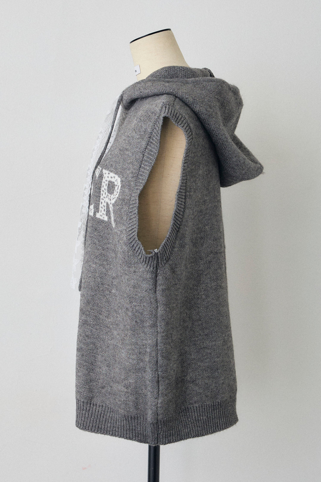 [予約]レースリボンロゴフードスリーブレスニット