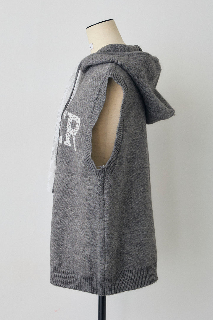 [予約]レースリボンロゴフードスリーブレスニット