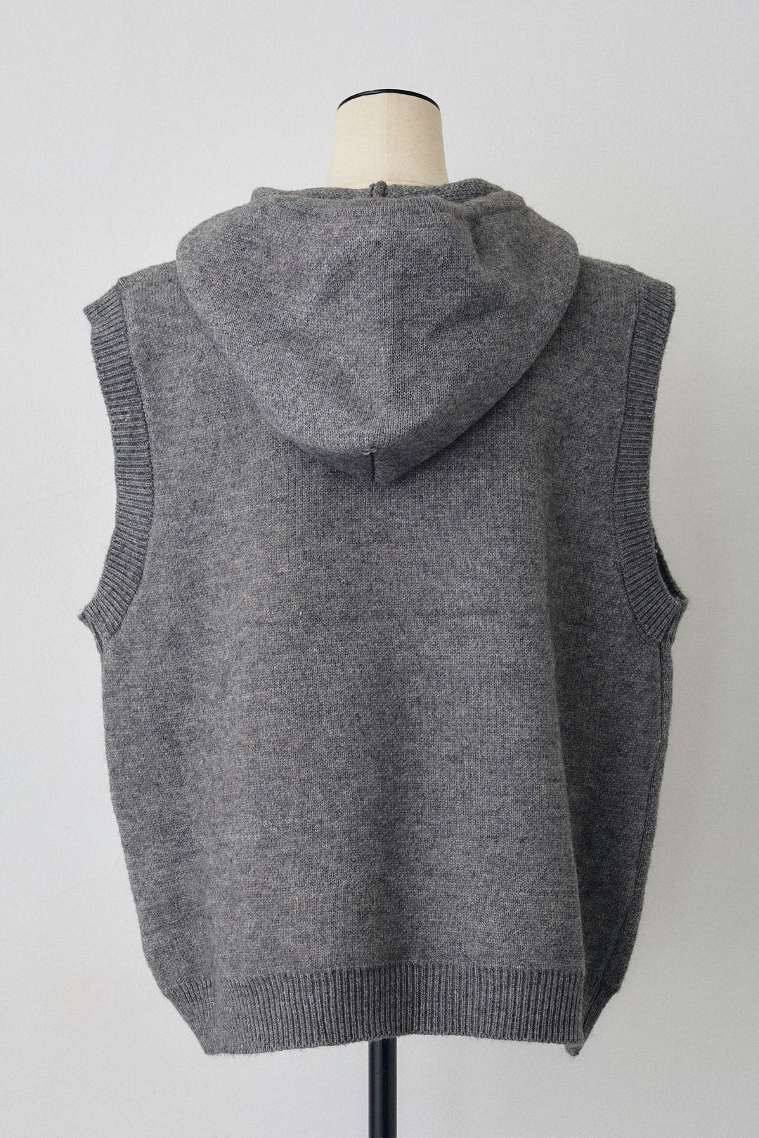 [予約]レースリボンロゴフードスリーブレスニット