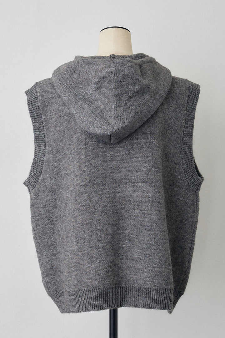 [予約]レースリボンロゴフードスリーブレスニット