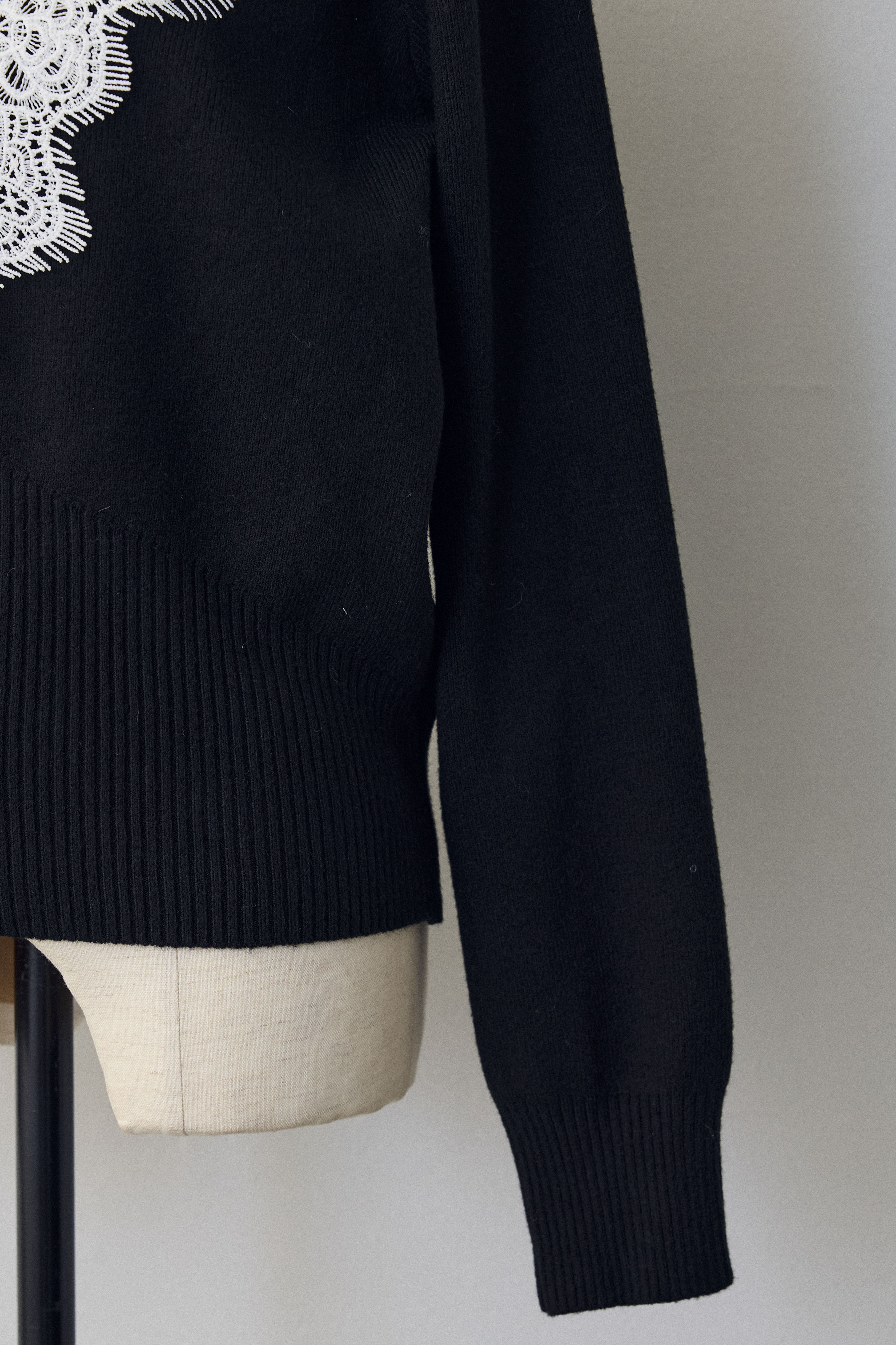 予約]Vレースデザインニットプルオーバー – Frene