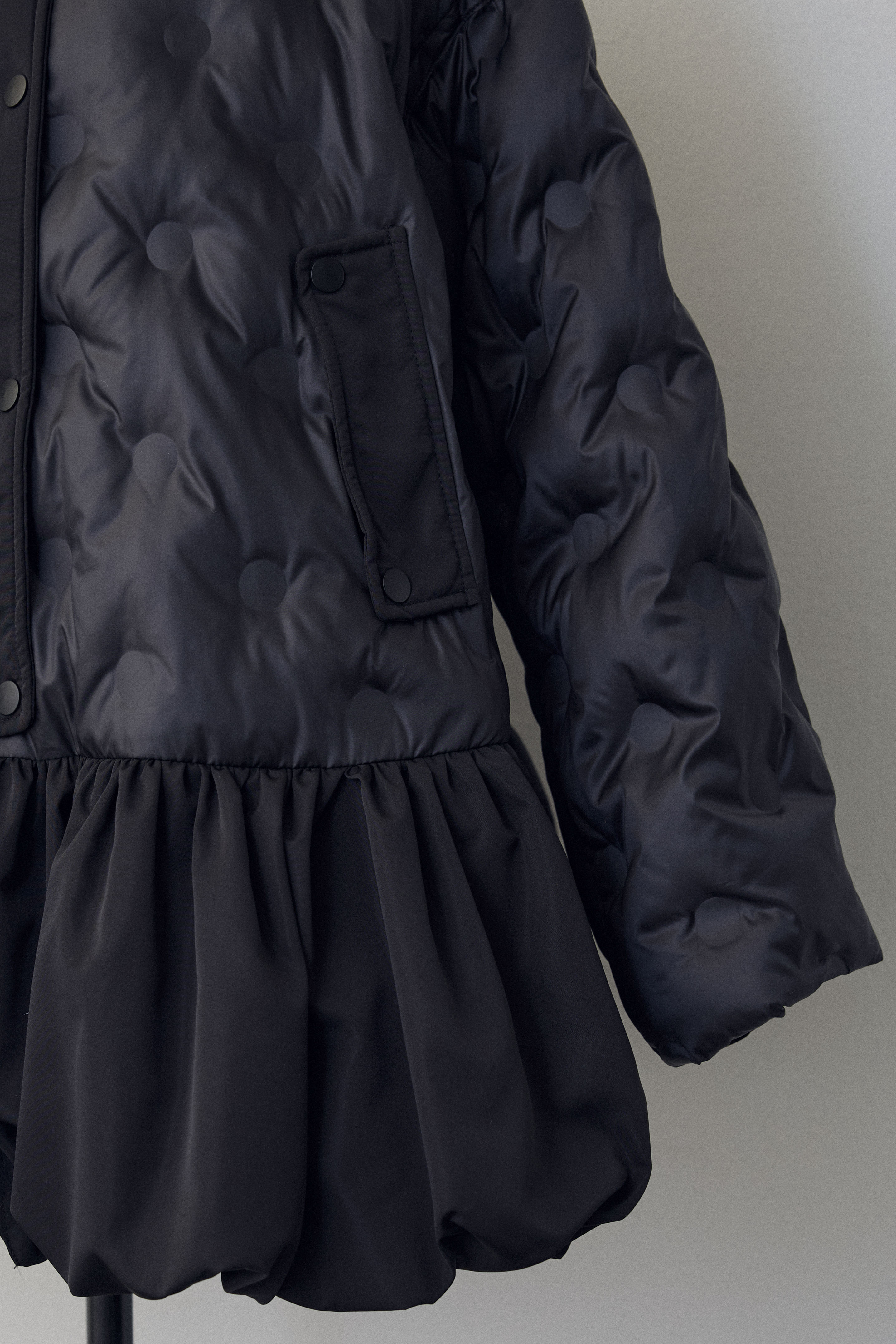 予約]ヘムギャザードットキルティング中綿フレアコート – Frene