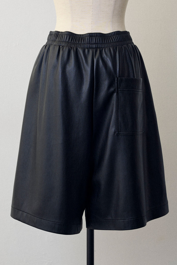 [予約]レザーライクハーフパンツ