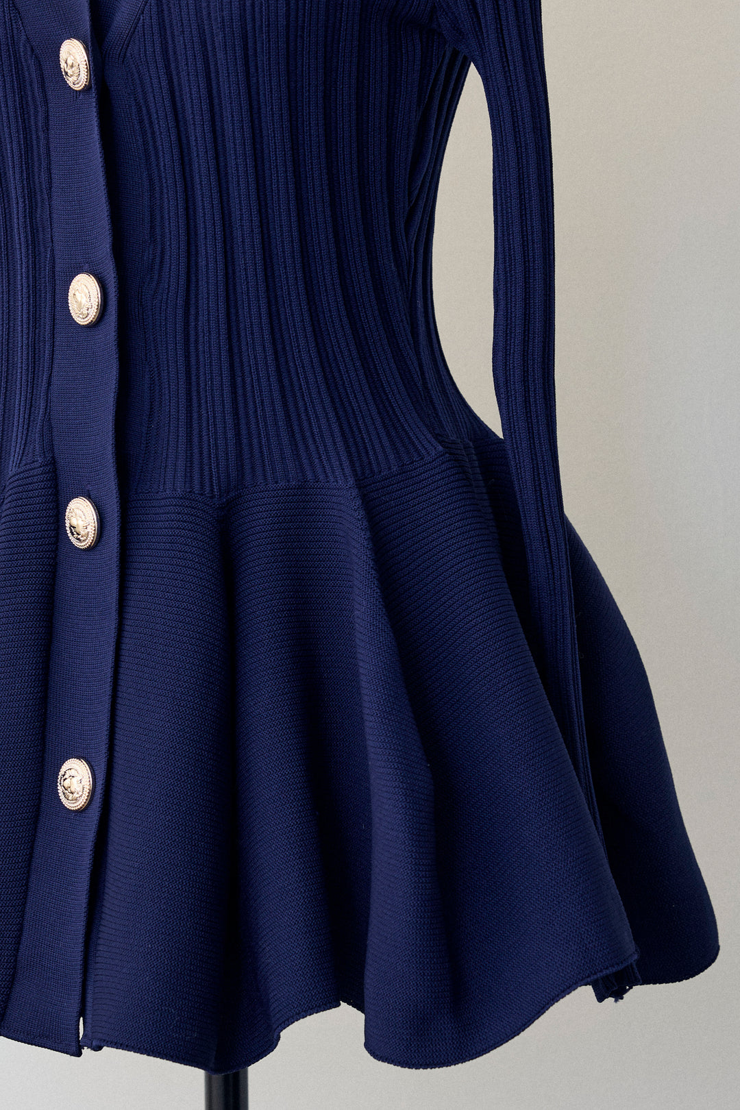 [予約]リブ美ラインペプラムニット