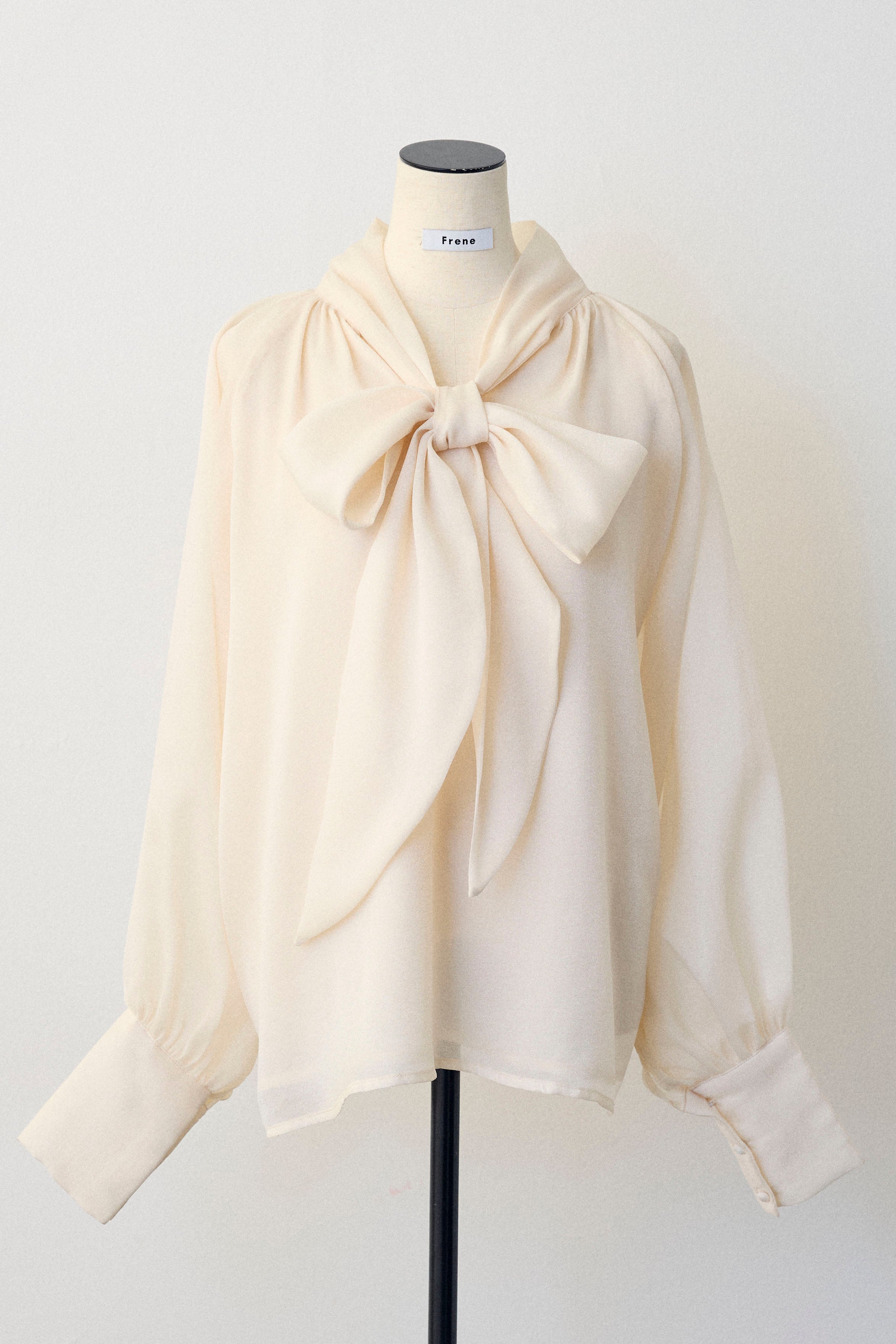 予約]前後2wayリボンシアーブラウス – Frene