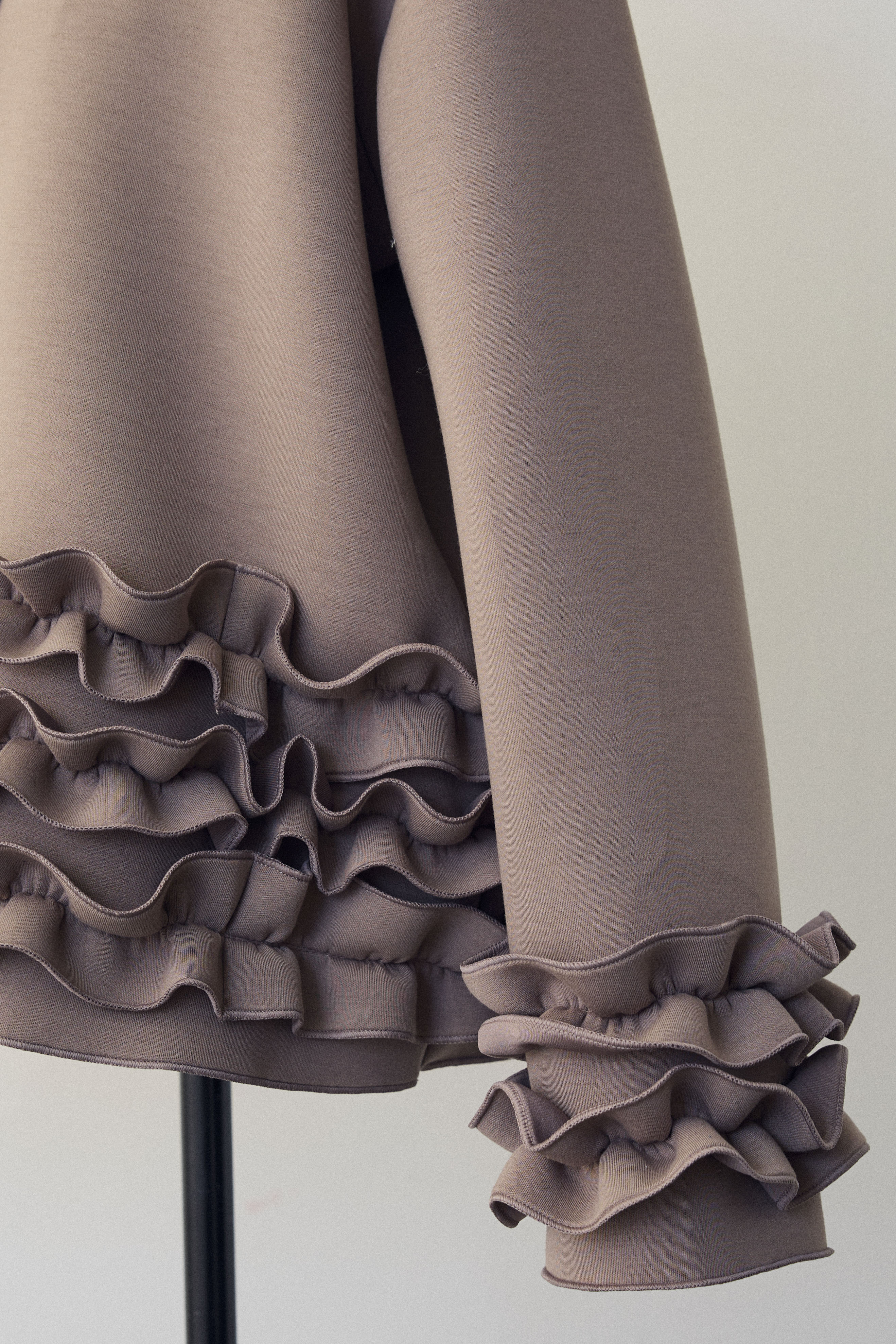 予約]フリルティアードボンディングクロップドコート – Frene