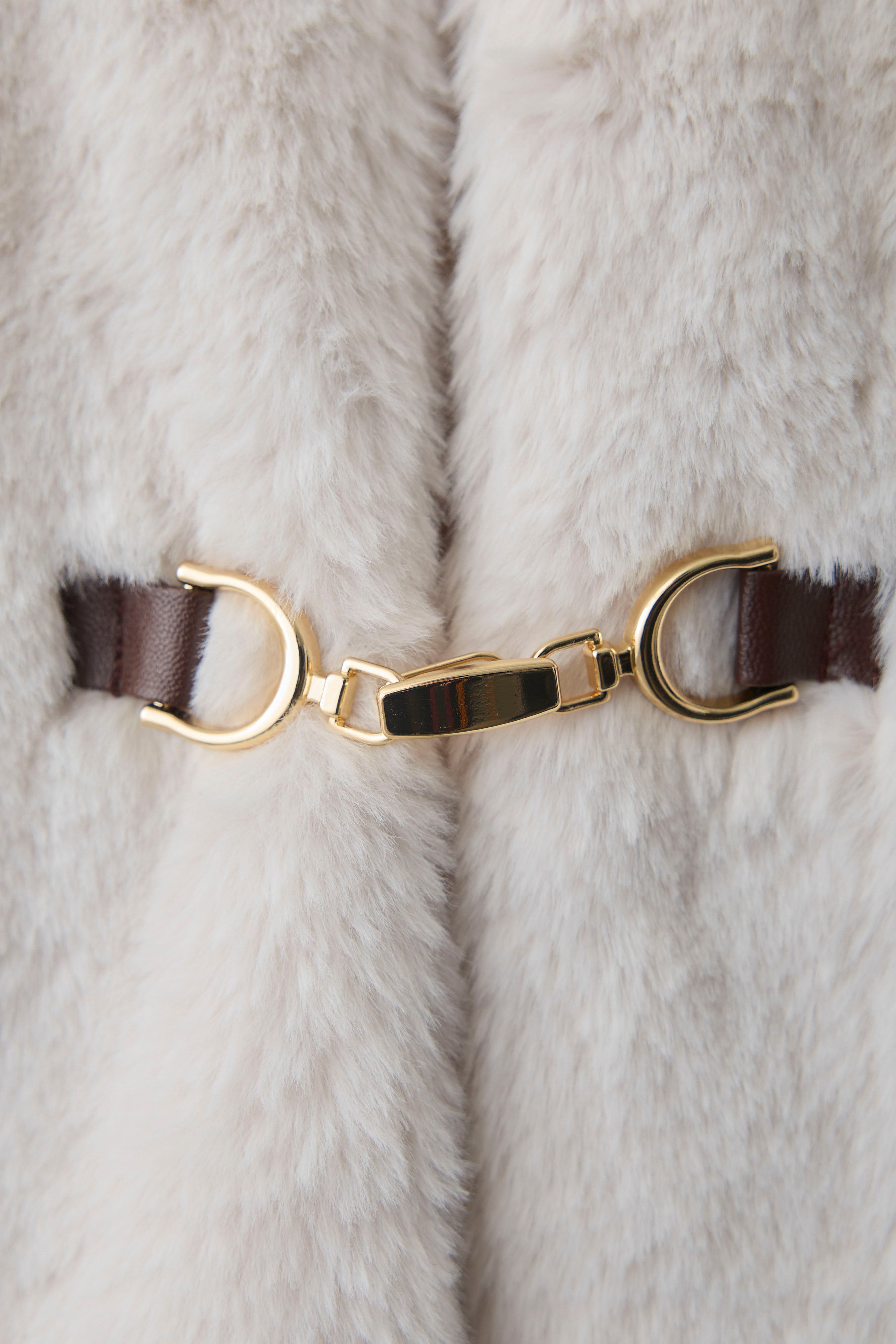 予約]ビット付きフェイクファーコート – Frene