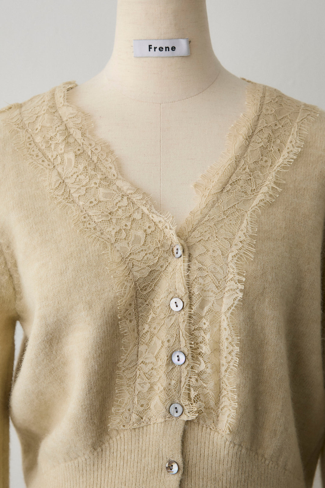 [予約]レースVラインボタンニット