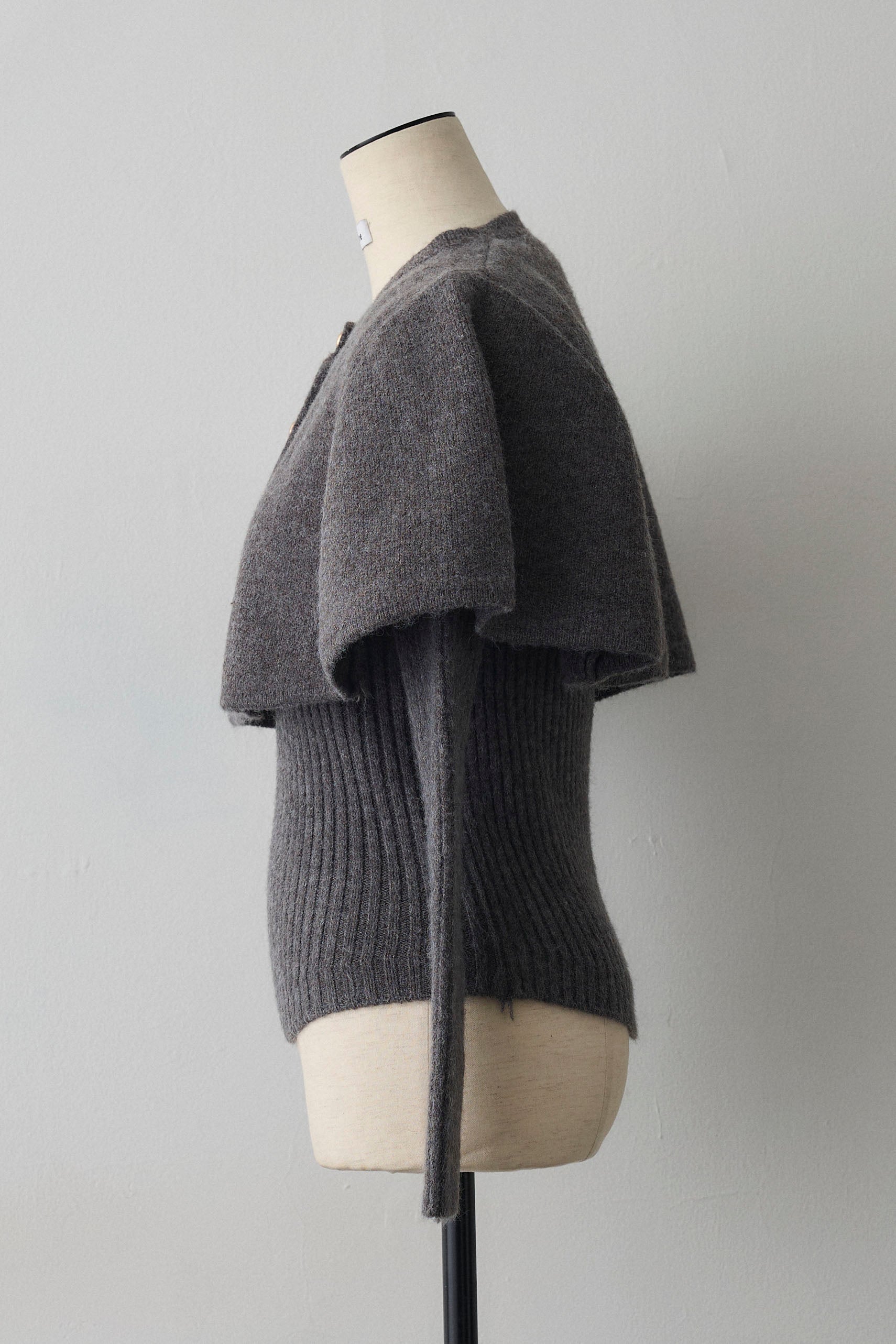 予約]ミックス釦ケープ2wayニット – Frene