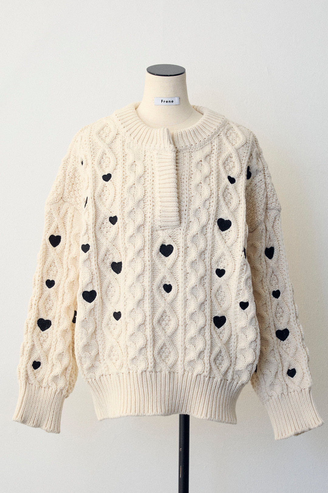 [予約]ハート刺繍ケーブルデザインニット