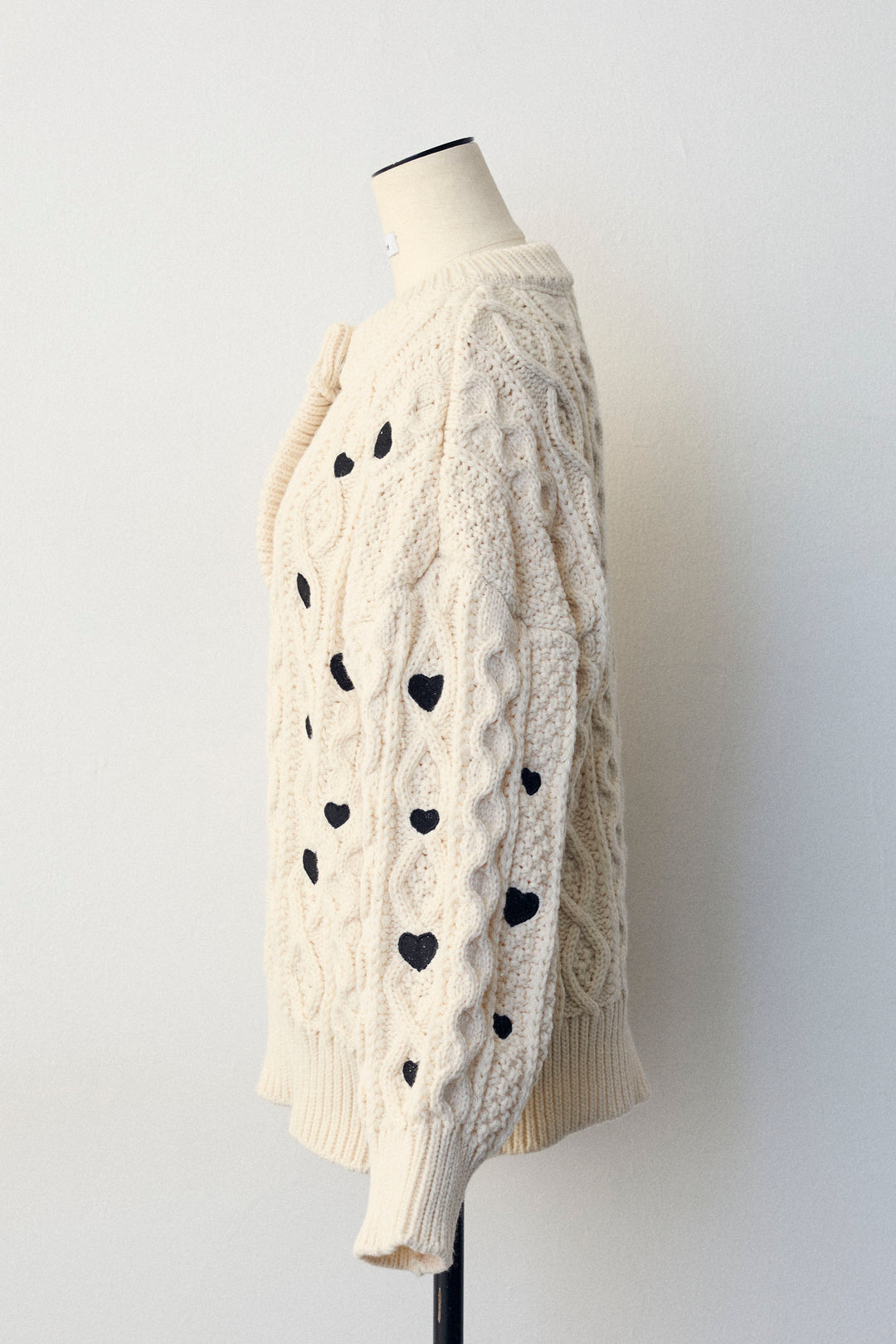 [予約]ハート刺繍ケーブルデザインニット