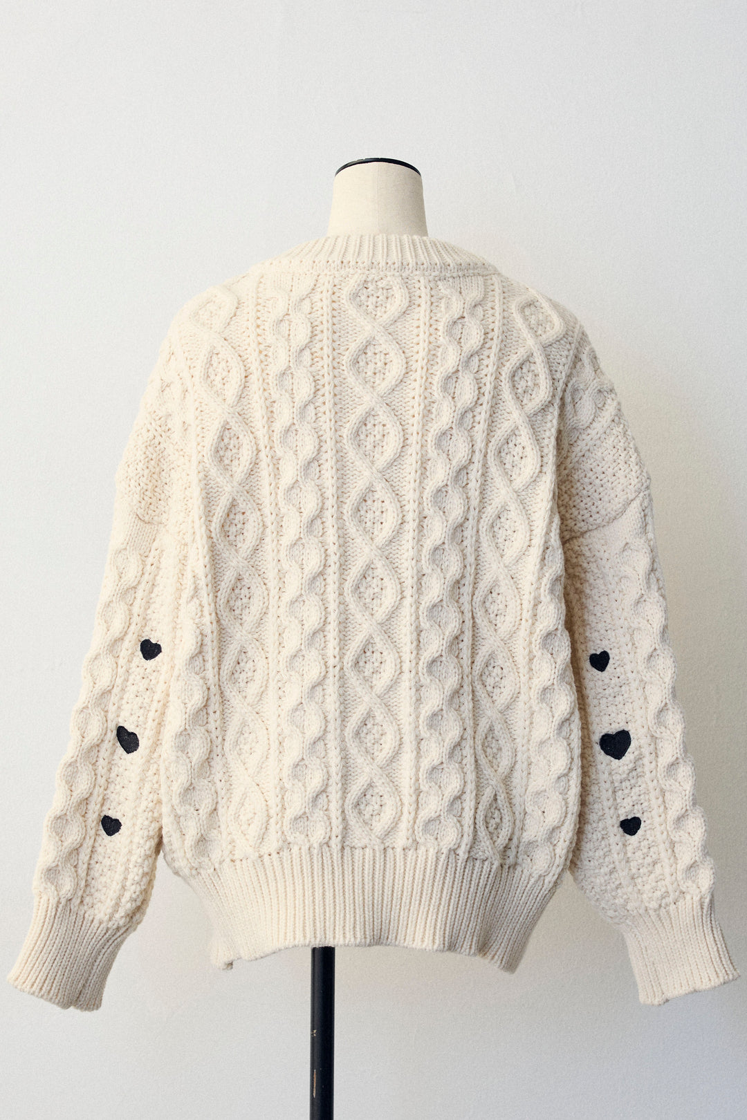 [予約]ハート刺繍ケーブルデザインニット