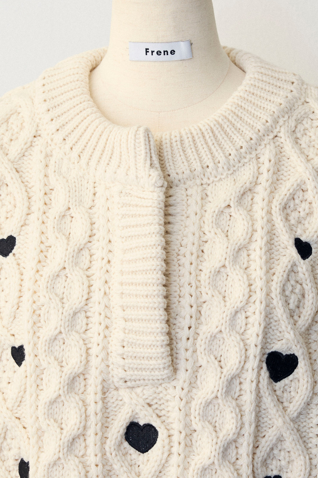 [予約]ハート刺繍ケーブルデザインニット