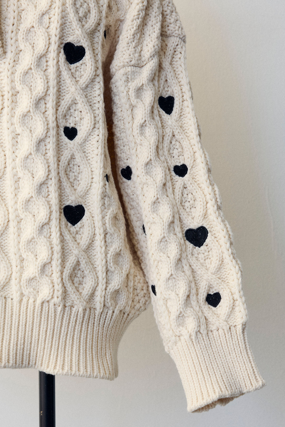 [予約]ハート刺繍ケーブルデザインニット