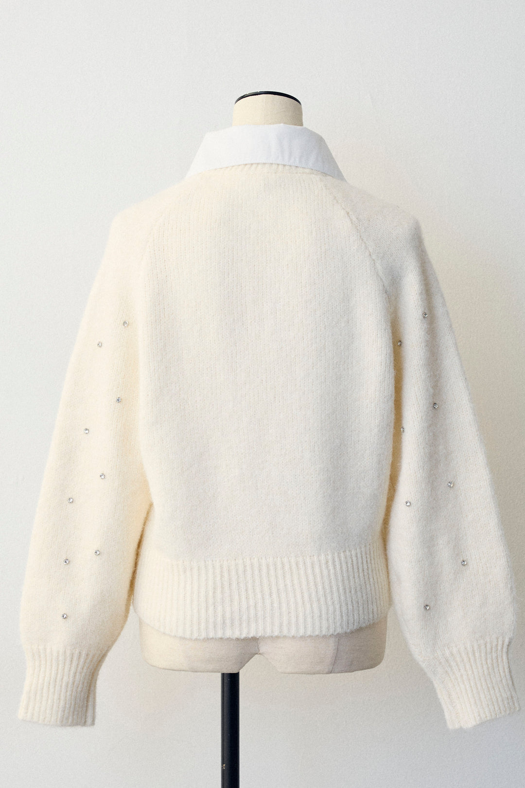 [予約]シャツ襟ラインストーンニットPO