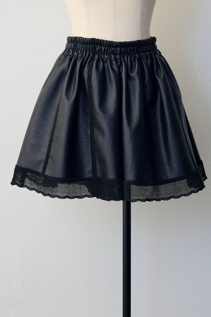 [予約]レザーライクフレアショートパンツ