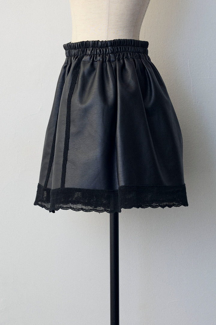 [予約]レザーライクフレアショートパンツ