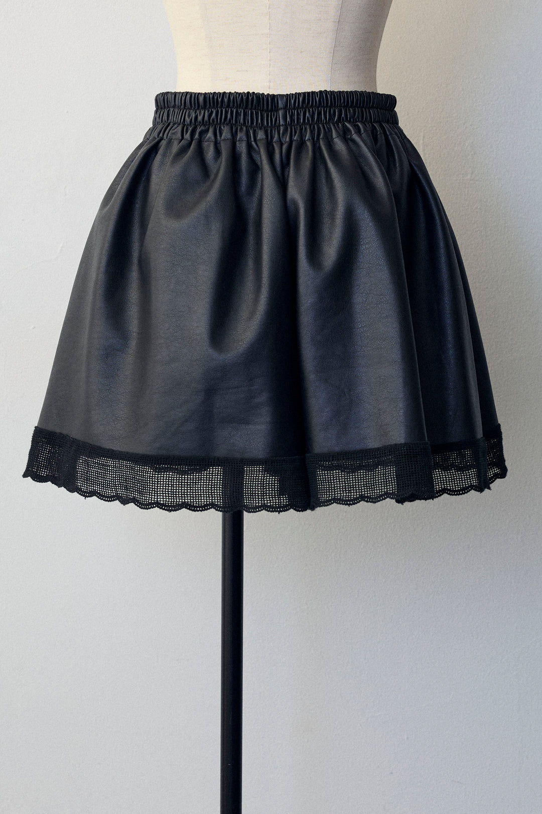 [予約]レザーライクフレアショートパンツ