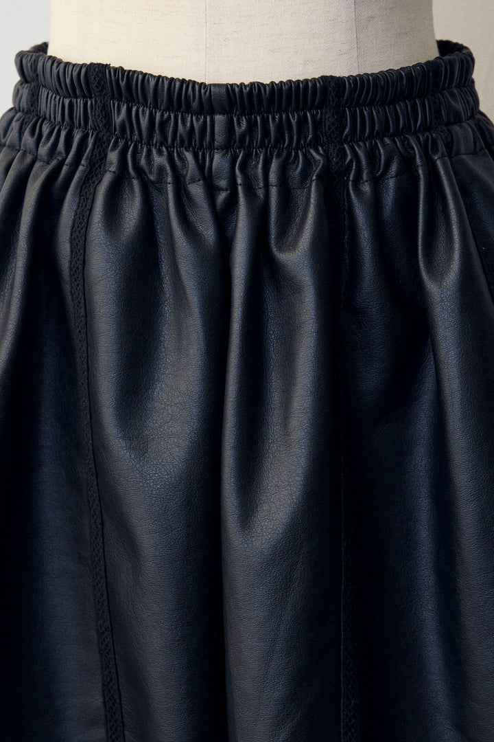 [予約]レザーライクフレアショートパンツ