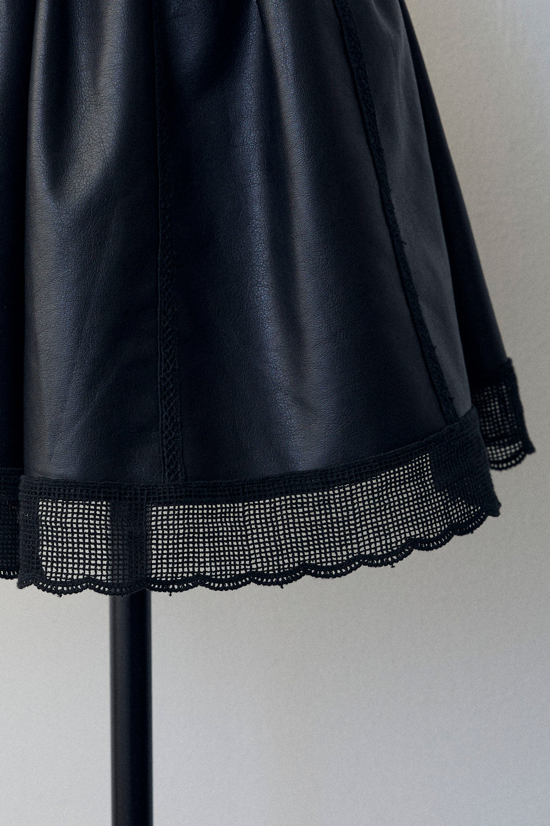 [予約]レザーライクフレアショートパンツ