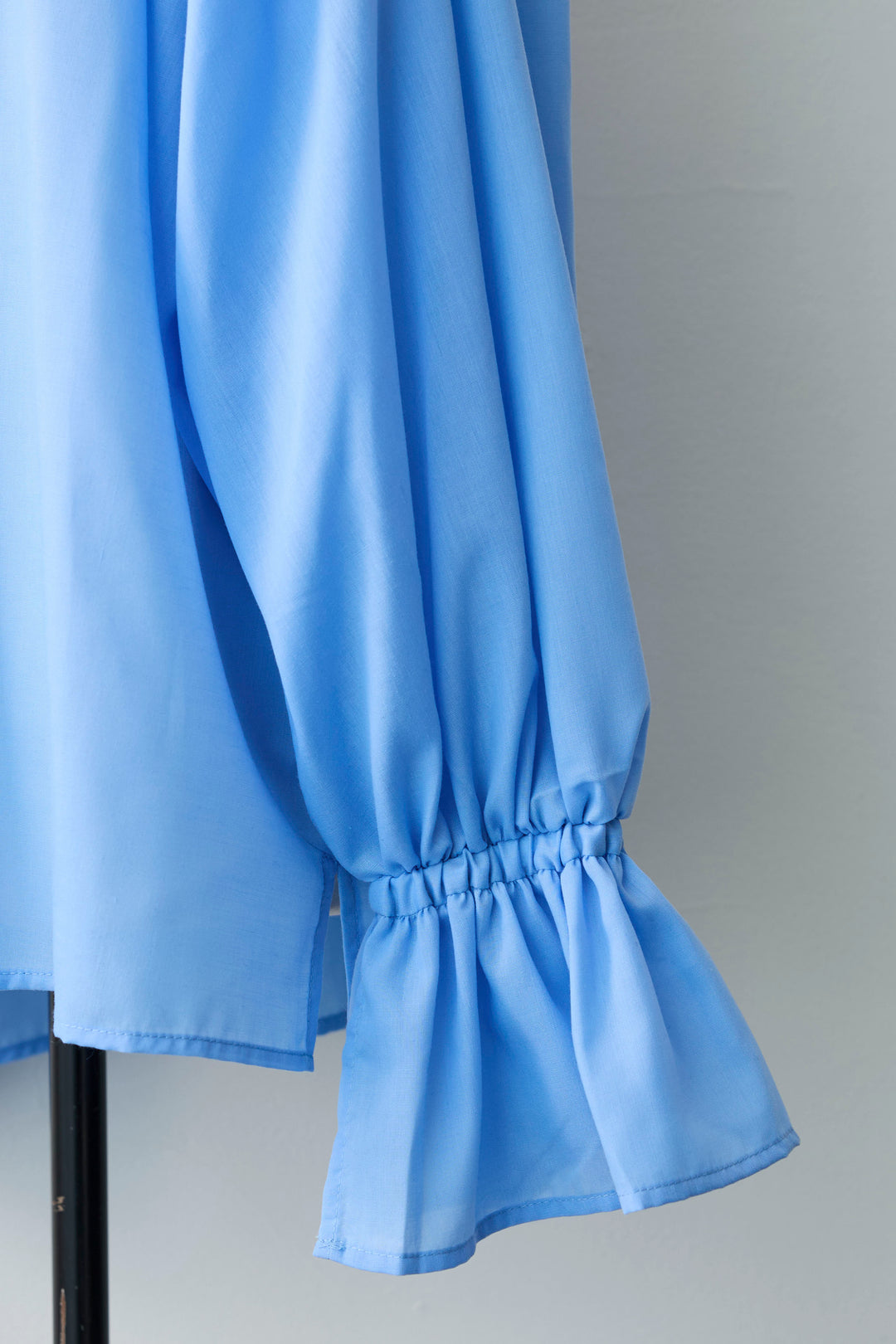 [予約]エアリーフリルフレアカフスブラウス