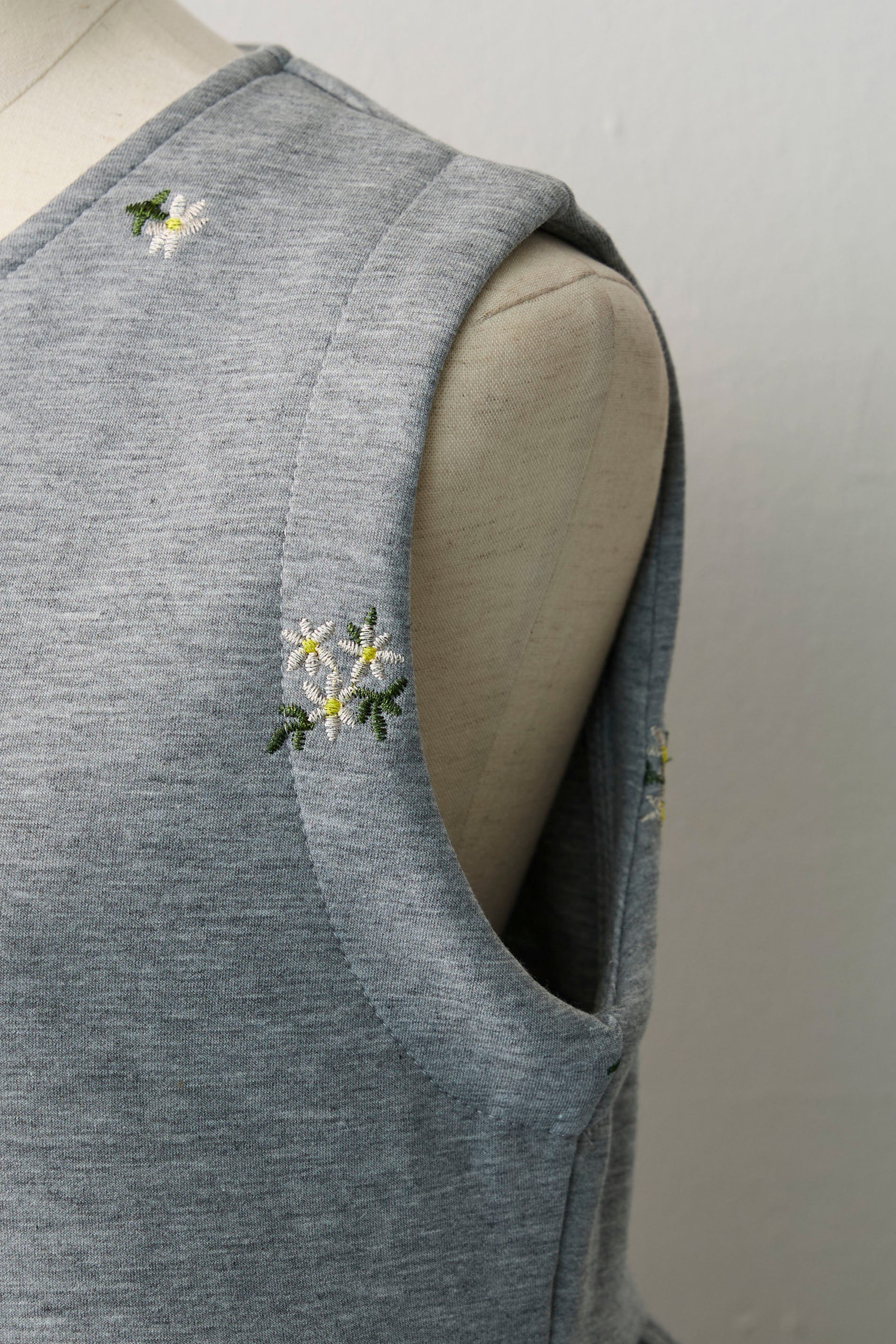 予約]フラワー刺繍ティアードポンチベスト – Frene