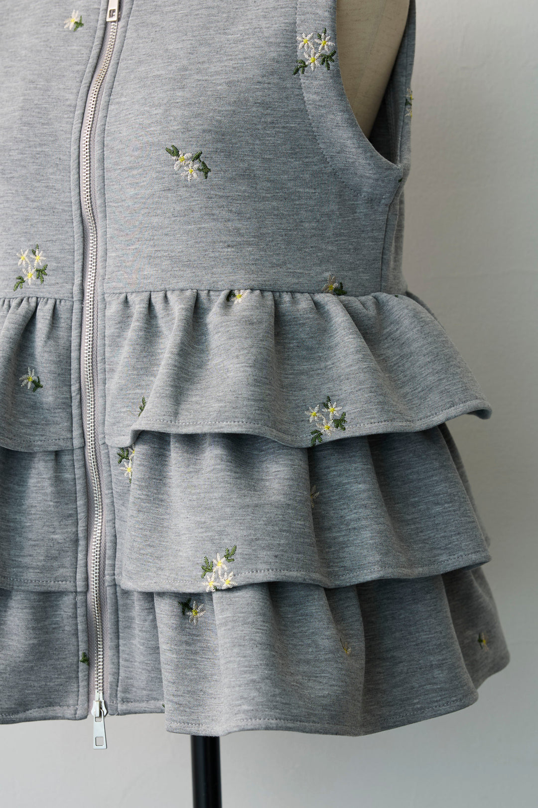 [予約]フラワー刺繍ティアードポンチベスト