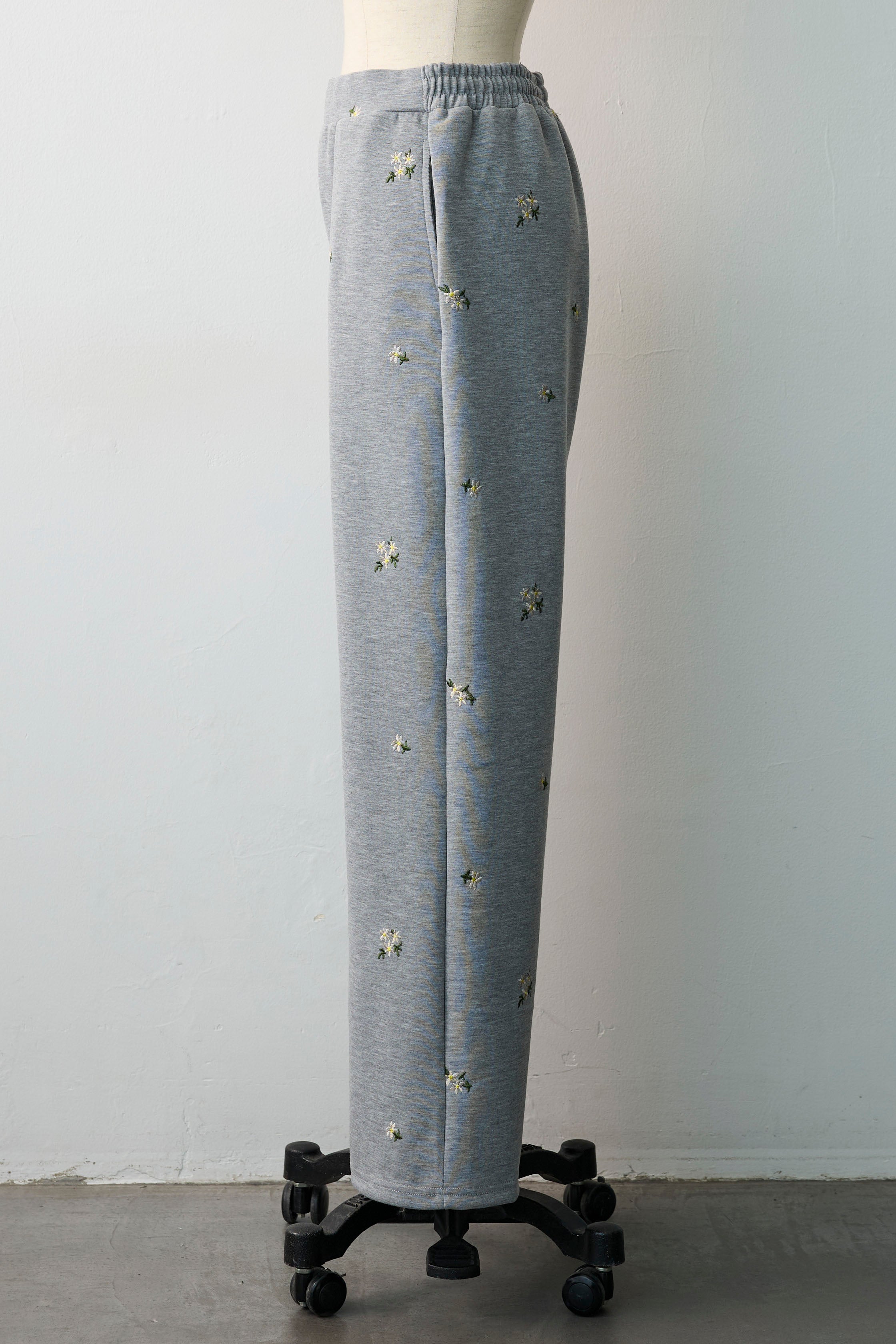 予約]フラワー刺繍ストレートポンチパンツ – Frene