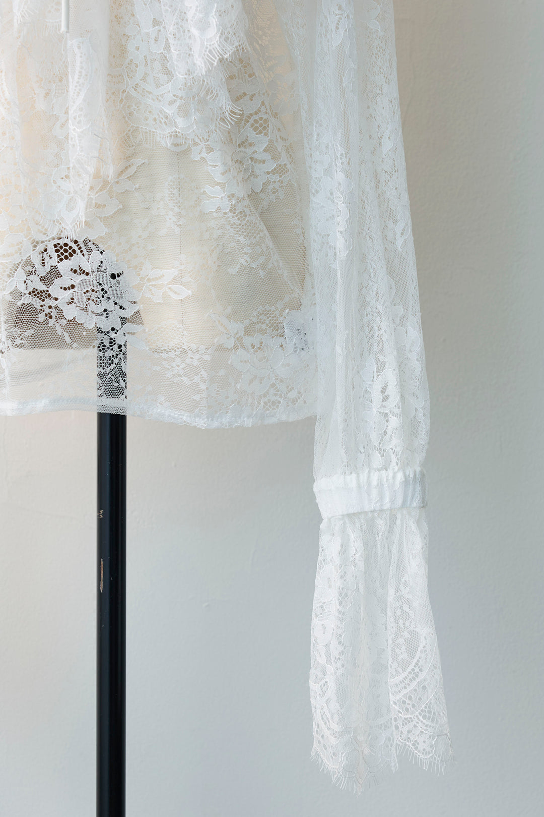 [予約]繊細レースレースアップフリルブラウス