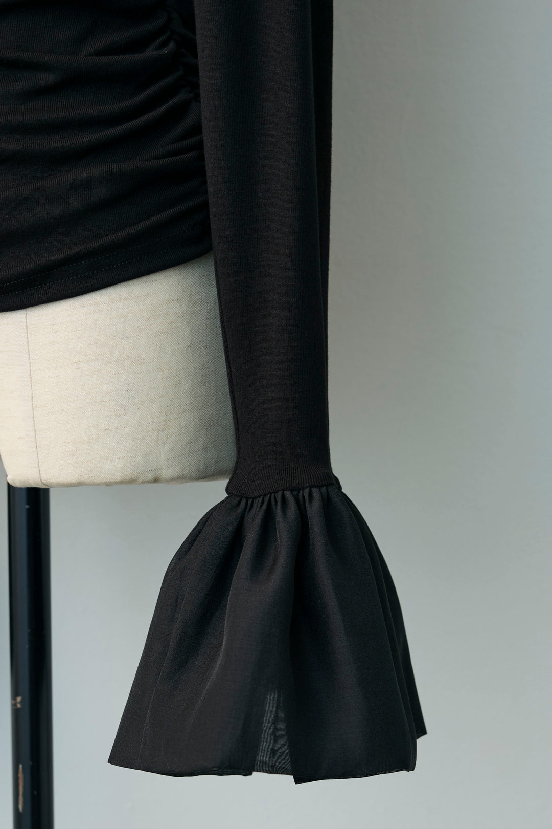 [予約]サイドギャザーフレアチュールカフストップス