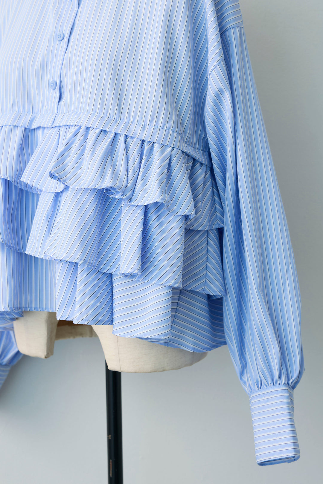 [予約]ストライプティアードフリルクロップドシャツ