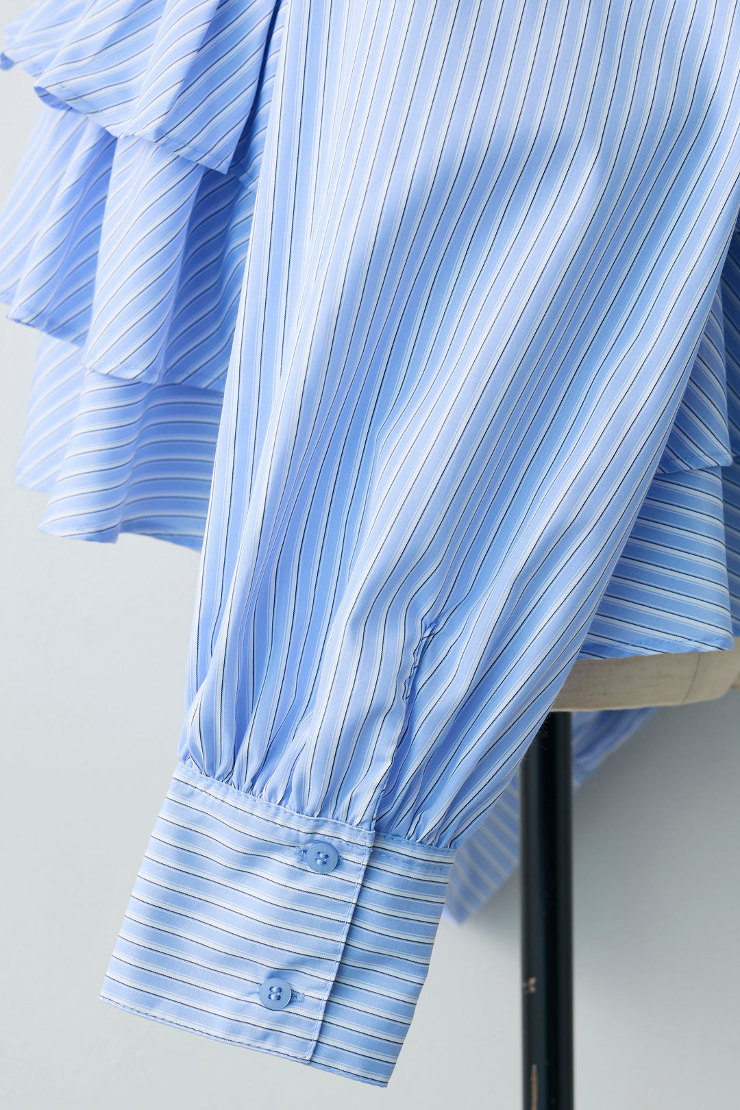 [予約]ストライプティアードフリルクロップドシャツ