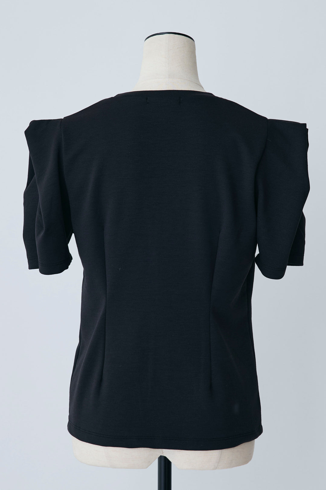 [予約]スクエアショルダーデザインカットトップス