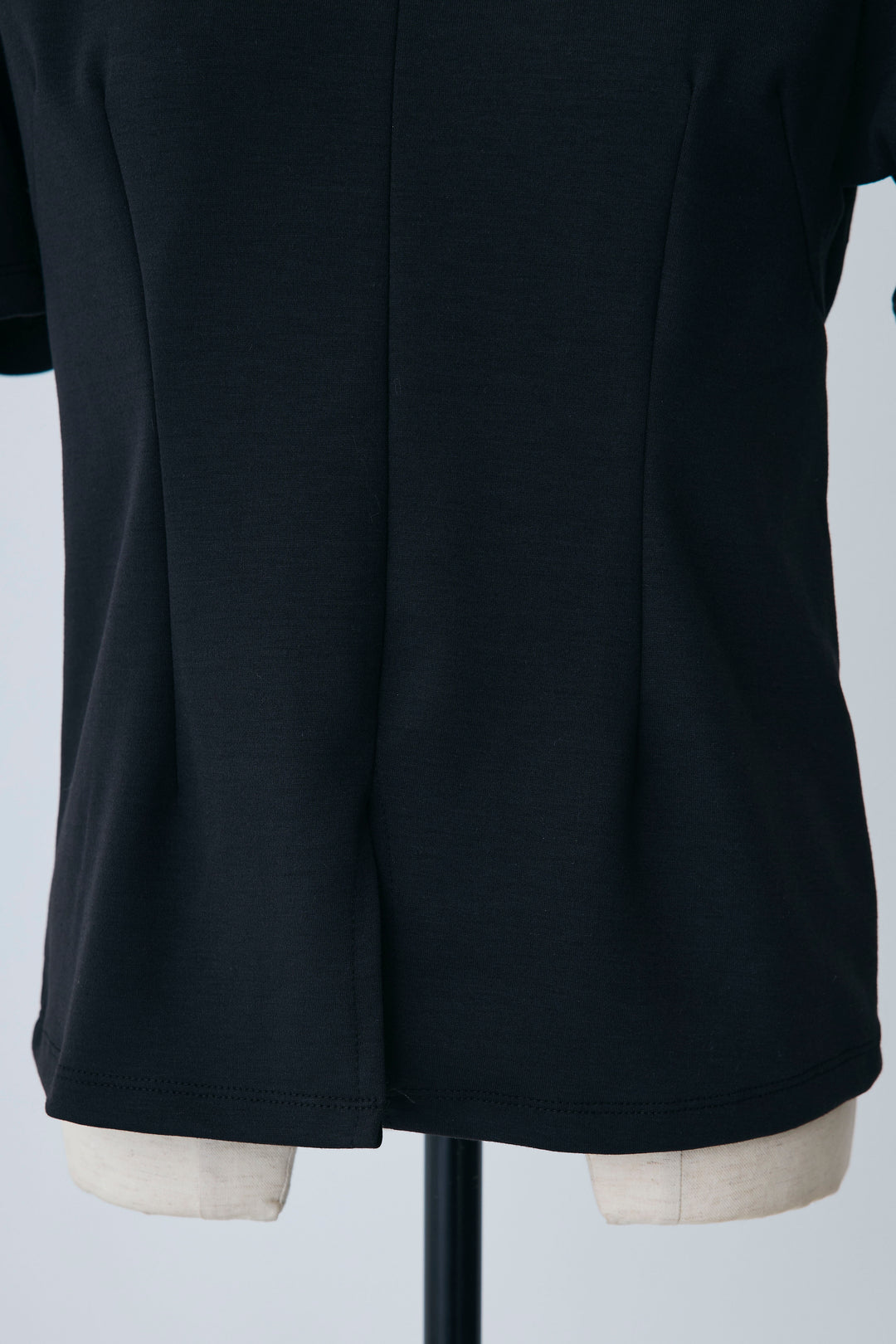 [予約]スクエアショルダーデザインカットトップス