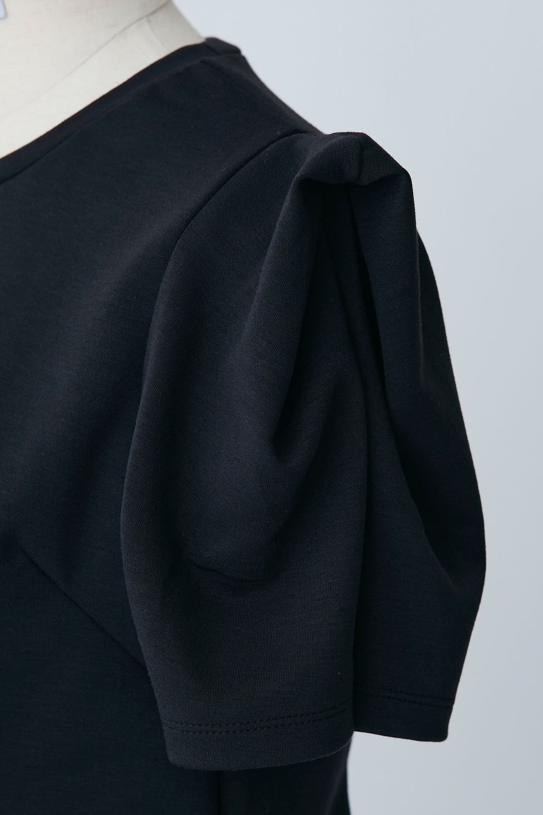 [予約]スクエアショルダーデザインカットトップス