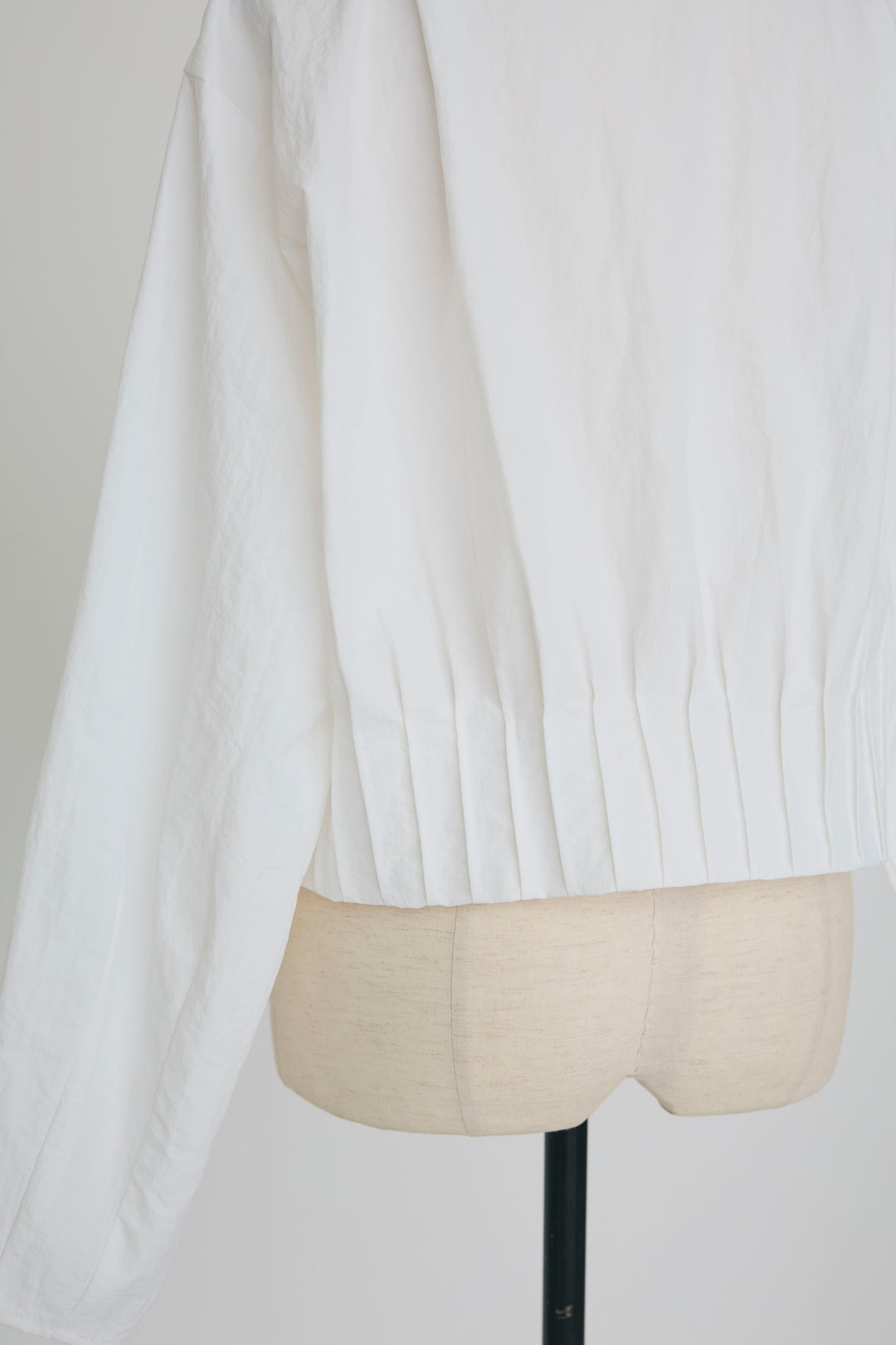 [予約]フロントファスナーヘムタックボウタイブラウス