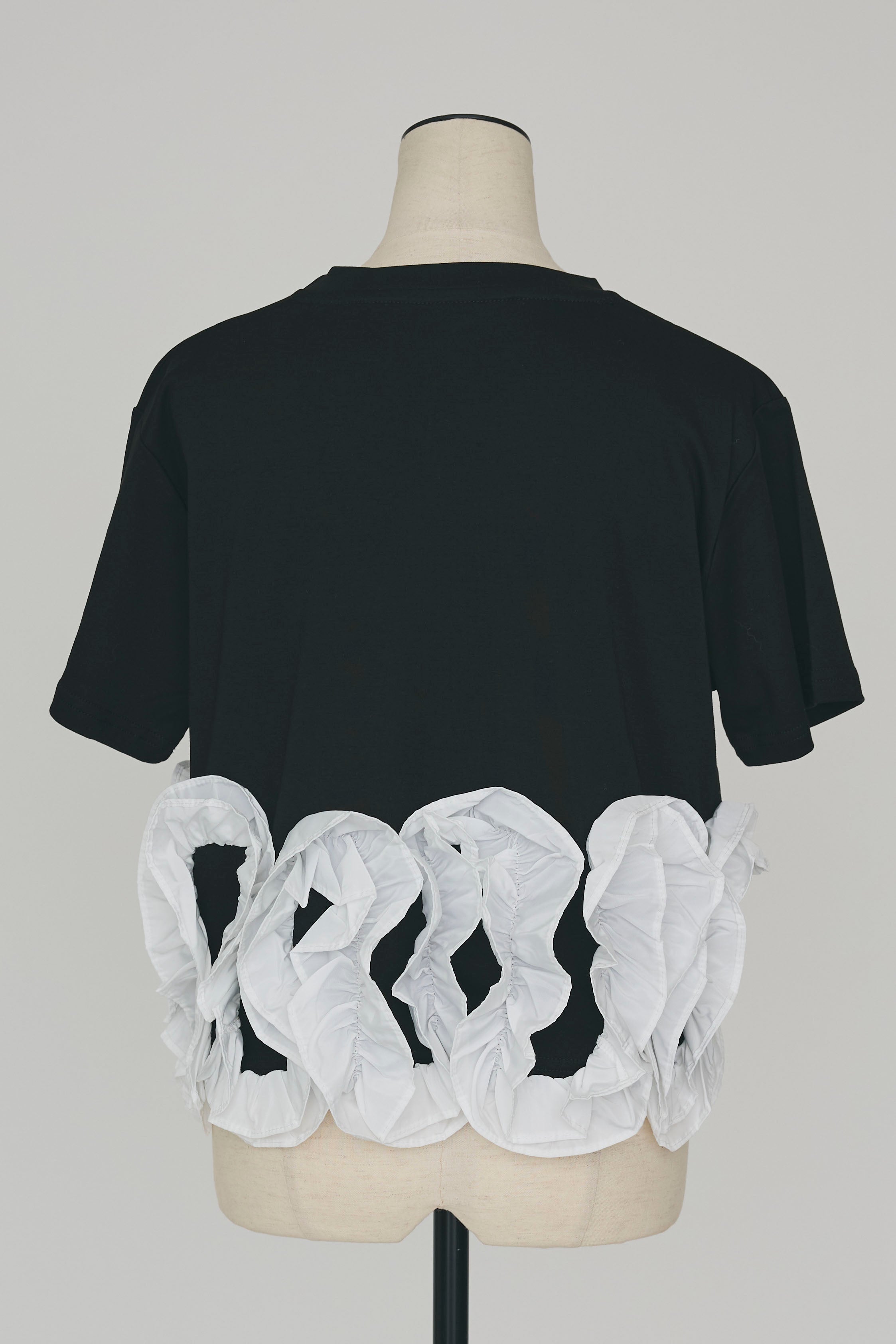 予約]フリルウェーブヘムカットTシャツ – Frene